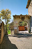 Parco delle Cascate di Molina. Il borgo di Molina. Inizio della mulattiera che scende al parco a fianco un caratteristico portale di una corte.